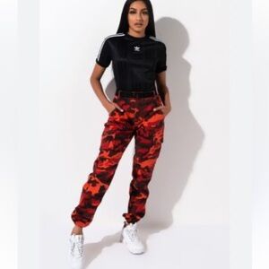 REVAMPED WOMEN CAMOUFLAGE RED BLACK CARGO PANTS IN SIZE 8